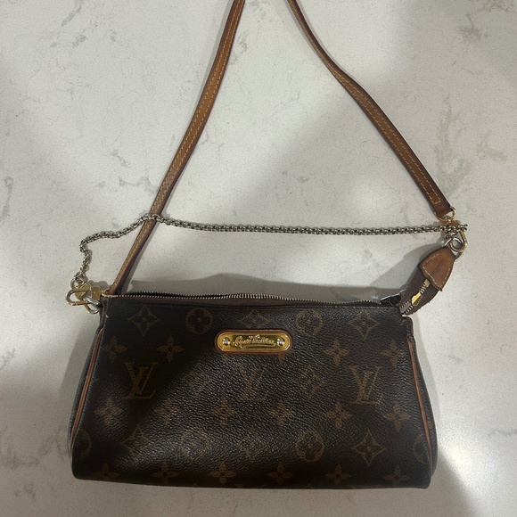 Louis Vuitton Handbags - Louis Vuitton clutch/crossbody
